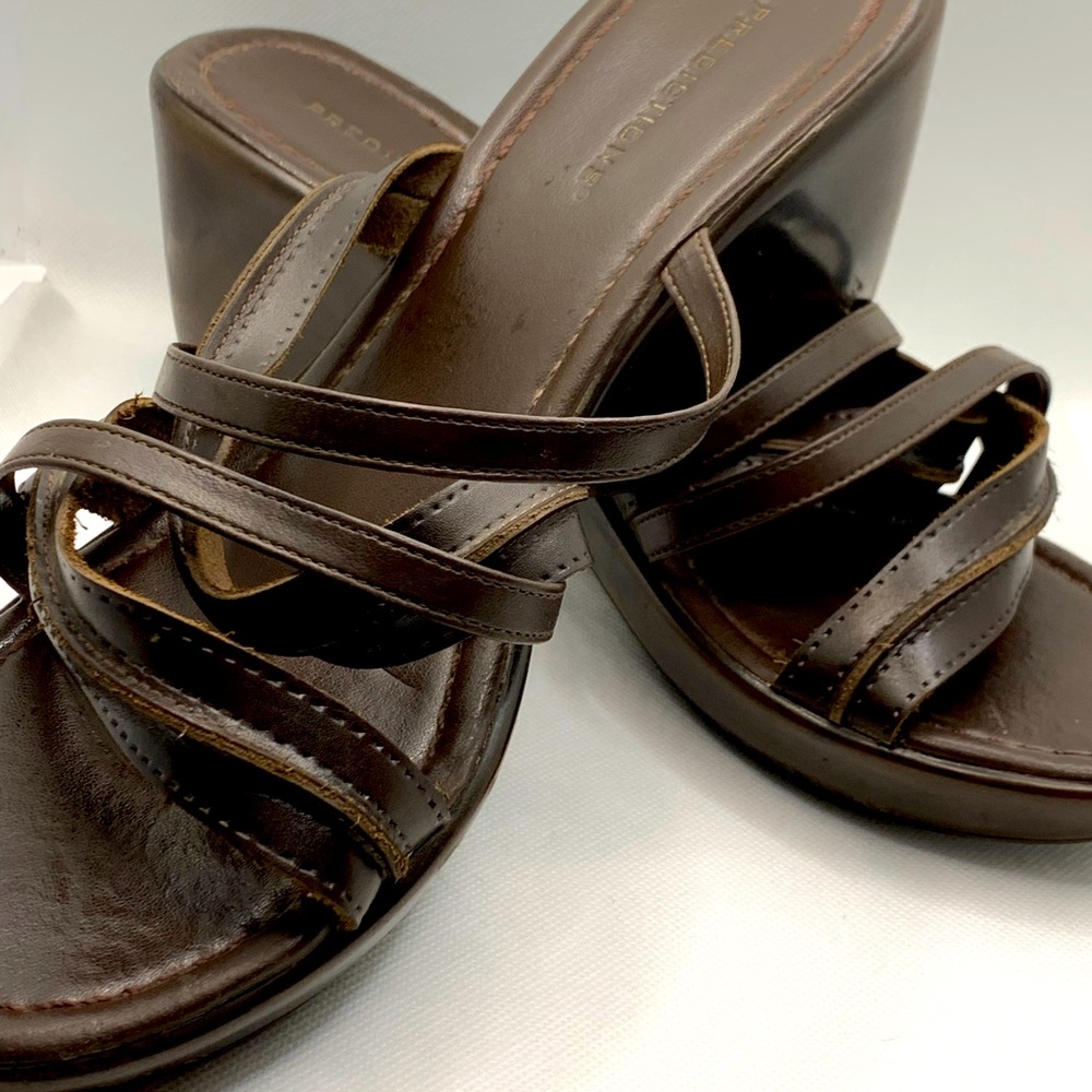 Brown sandals, size 10w